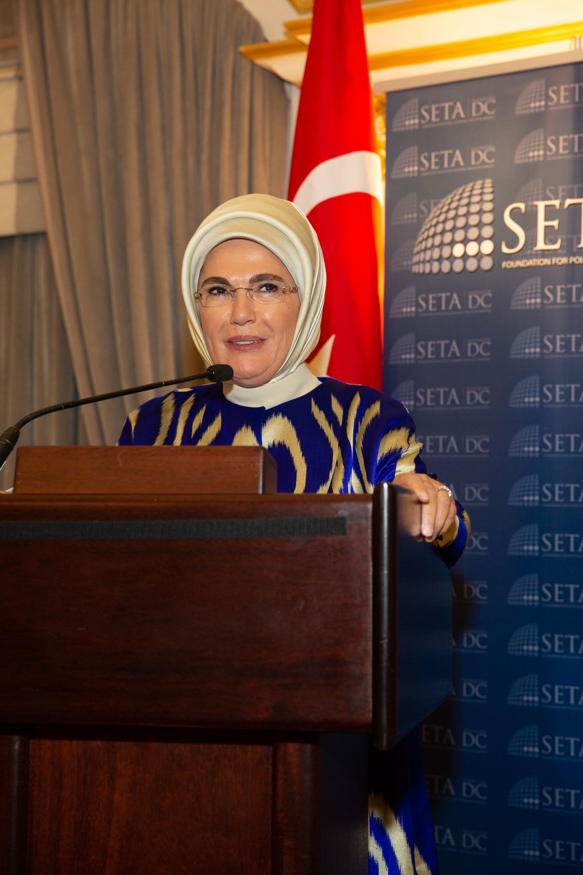 Turkey s First Lady Highlights Turkey s Work to Assist
