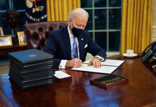 Biden Trump Yönetiminin Kararlarını Tersine Çeviren 17 Kararname İmzaladı